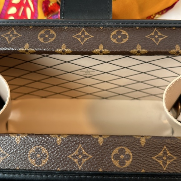 Louis Vuitton Petite Malle Monogram. - Picture 8 of 17